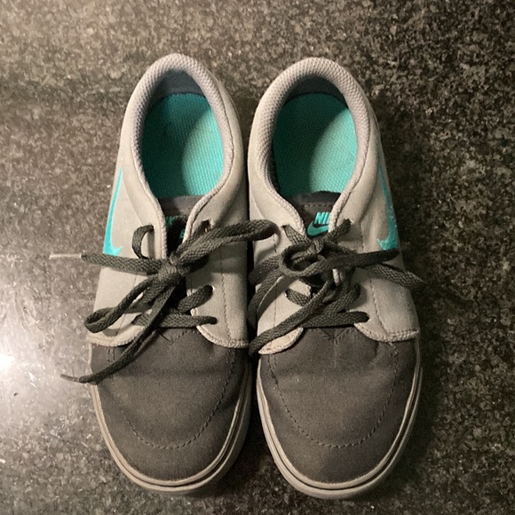 Gray Nike SB Boys Canvas Shoes EUC - Picture 3 of 6